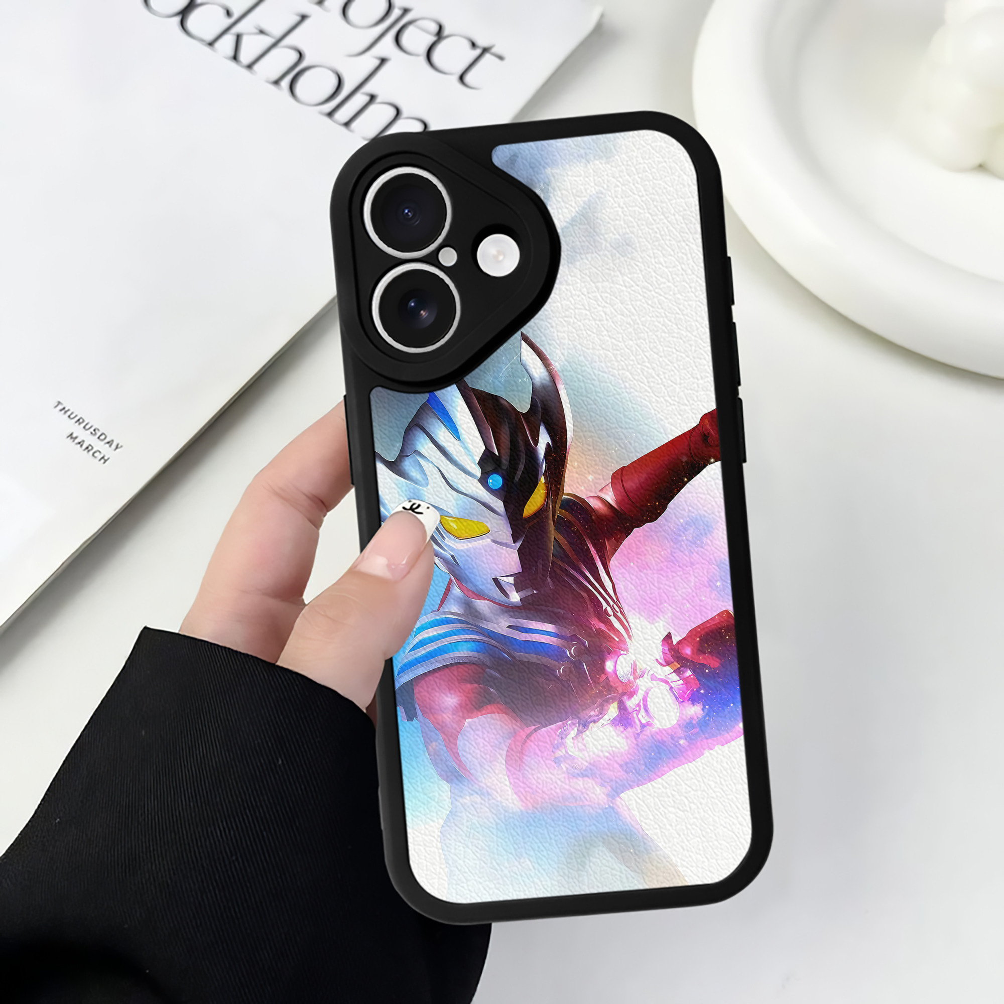 （画像用） ウルトラマン Ultraman 【iPhone 16シリーズ対応】シリコンスマホケース（レザー調） 材質：シリコン